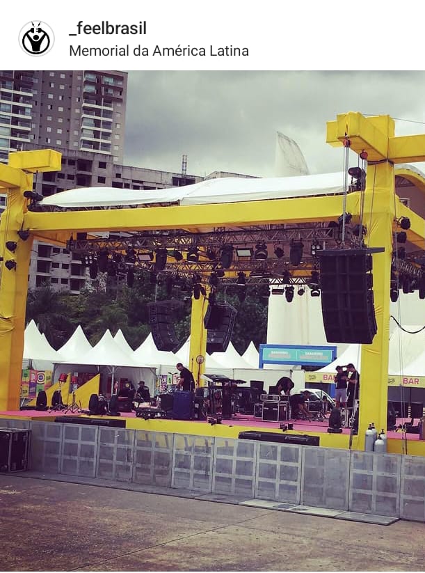 Encontro com amigos em evento musical